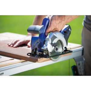 Tarcza do piły tarczowej LUX HM do drewna Ø 160 mm podczas cięcia drewna.