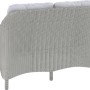 Szara sofa z zestawu mebli ogrodowych t.b.t. z jasnymi poduszkami, widok z tyłu.