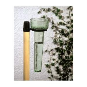 Zielony deszczomierz polistyrenowy z uchwytem do pomiaru opadów.
