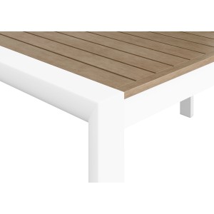 Zbliżenie: Stół ogrodowy t.b.t. z drewnianym blatem i białą ramą.