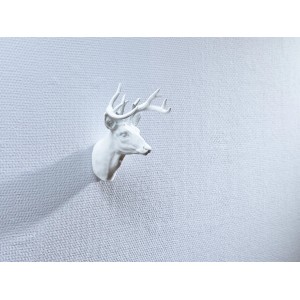Biała głowa jelenia jako samoprzylepny haczyk ścienny.