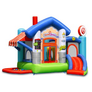 Nadmuchiwany zamek dmuchany w kształcie małego domku ze zjeżdżalnią i basenem z piłeczkami.