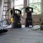 Zanurzeniowe pompy do brudnej wody Stanley, 750 W i 400 W, w środowisku remontowym.