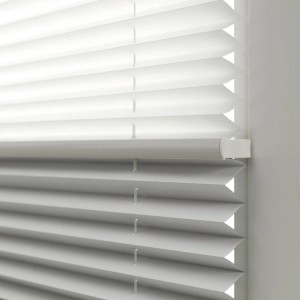 Zbliżenie białej rolety t.b.t. z delikatnymi poziomymi liniami.