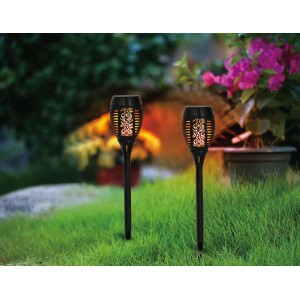 Dwie czarne lampy solarne t.b.t. do ogrodu, które wyglądają jak pochodnie.