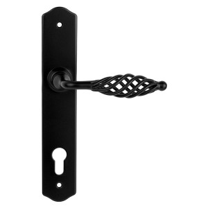 Czarny zestaw klamek do drzwi z skręconym uchwytem do drzwi wewnętrznych.