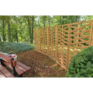 Drewniany parawan do ogrodu i na taras. Dekoracyjna pergola ogrodowa z motywem rombów.