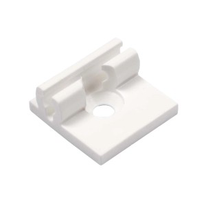 Biały wspornik do karniszy, zbliżenie.