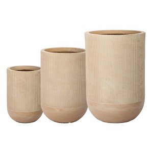 Zestaw trzech beżowych, żebrowanych doniczek z kategorii Donice.