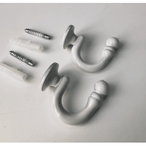 Dwa białe haczyki do zasłon t.b.t. ze śrubami i kołkami do karniszy.