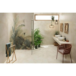 Beżowe płytki w łazience z tropikalnym wystrojem ściany i nowoczesnymi elementami.