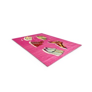 Różowy dywan z krótkim włosiem z motywami butów. Dekoracyjny element do każdego pokoju.