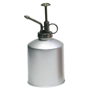 Srebrny, metalowy spryskiwacz do kwiatów t.b.t. do roślin doniczkowych.