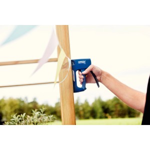 Niebieski taker przymocowuje dekoracje do drewnianego słupka.