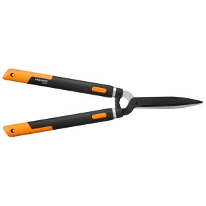 Nożyce teleskopowe do żywopłotu Fiskars SmartFit HS86 z czarnymi ostrzami i pomarańczowymi uchwytami.