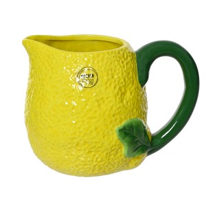 Żółty dzbanek w kształcie cytryny z zielonym uchwytem do dekoracji ogrodu.
