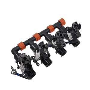 t.b.t. do nawadniania podziemnego, składający się z czarnej rury i czterech regulatorów.