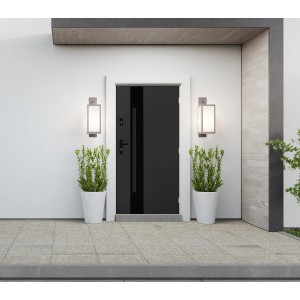 Nowoczesne, czarne drzwi wejściowe z doświetleniem bocznym i oświetleniem zewnętrznym.