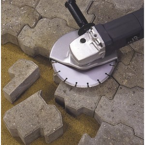 Tarcza diamentowa LUX 125 mm na szlifierce kątowej podczas cięcia kostki brukowej.