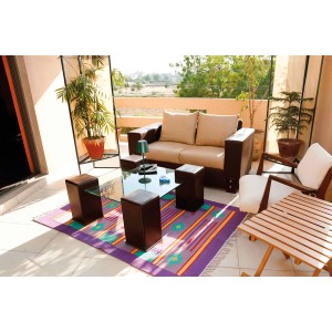 Scena z lampką biurkową LED na szklanym stole na zewnątrz.