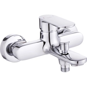 Błyszcząca, chromowana bateria wannowa t.b.t. do wanny.