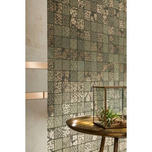 Dekoracyjne płytki podłogowe t.b.t. ze wzorem w odcieniach zieleni i złota.