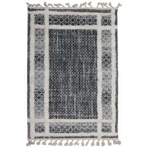 Wzorzysty, czarny dywan shaggy z frędzlami.