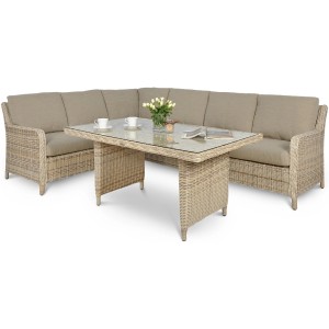 Beżowy zestaw mebli ogrodowych z narożną sofą i stołem ze szklanym blatem.