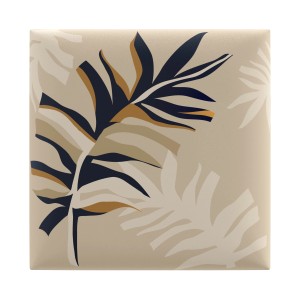 Panel ścienny t.b.t. z motywem liści w kolorze beżowym, brązowym i granatowym.