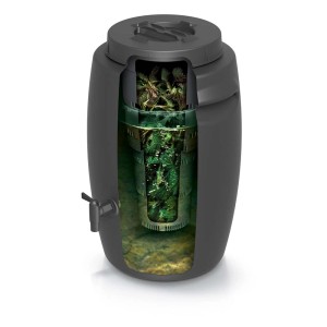 Otwarty, szary kompostownik t.b.t. wypełniony kompostem i kranem.