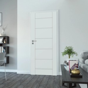 Białe drzwi wewnętrzne z czterema poziomymi panelami i srebrną klamką w salonie.