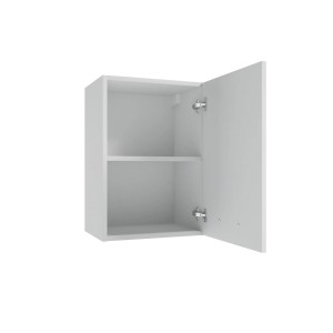 Otwarta, biała szafka wisząca z zestawu mebli kuchennych z jedną półką.