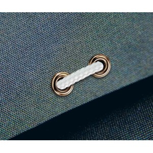 Zbliżenie: Oczka i sznurek na niebieskim materiale. Akcesoria/części zamienne.