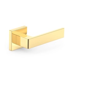 Złota klamka do drzwi o kwadratowym designie do drzwi wewnętrznych.