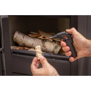 Ręka zapala rozpałkę palnikiem przed kominkiem. Lutownice.