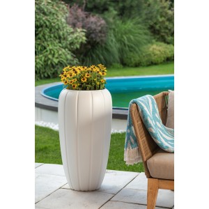 Biała donica z tworzywa sztucznego Orbis Gaja, 40x74,7 cm, obsadzona żółtymi kwiatami.