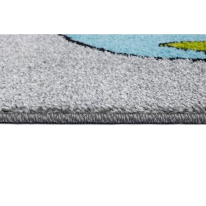 Zbliżenie szarego dywanu z długim włosiem z kolorowymi akcentami.