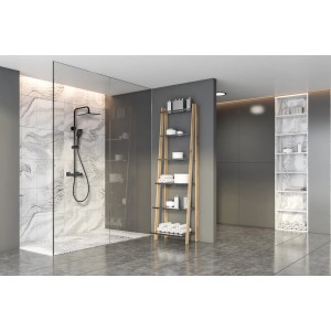 Nowoczesny prysznic z kolumną prysznicową t.b.t. w kolorze czarnym, marmurową ścianą i drewnianą półką w łazience.