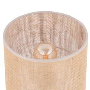 Zbliżenie lampy stołowej t.b.t. z abażurem z naturalnego materiału.