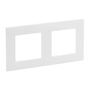 Biała podwójna ramka do włączników i gniazdek.