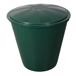 Zielony naziemny zbiornik na deszczówkę t.b.t. z pokrywą.