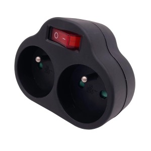 Czarny rozgałęźnik t.b.t. z dwoma gniazdami i czerwonym włącznikiem.