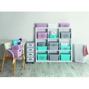 Różnokolorowe pojemniki do przechowywania t.b.t. na półce i krześle.