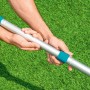 Teleskopowy kij do basenu Bestway 360 cm, aluminiowy, z niebieskimi uchwytami.