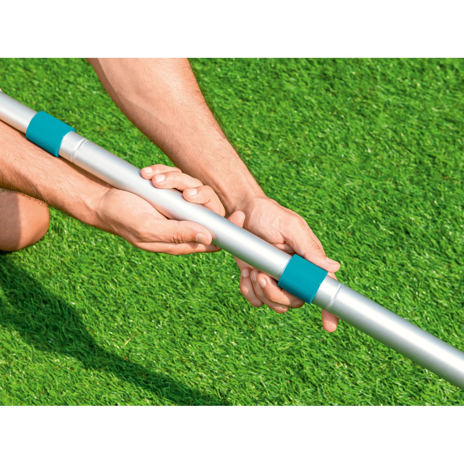 Teleskopowy kij do basenu Bestway 360 cm, aluminiowy, z niebieskimi uchwytami.