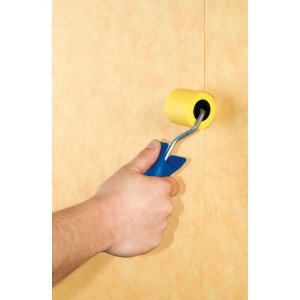 Wałek do szwów tapet LUX Moosgummi 5 cm w użyciu do dociskania szwów tapet.