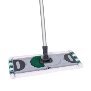 Zbliżenie mopa do podłogi z białą nakładką i zielono-szarymi akcentami. Narzędzie do czyszczenia gospodarstwa domowego.
