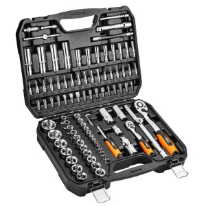 t.b.t. Zestaw narzędzi z grzechotkami, nasadkami i bitami, w czarnej walizce.