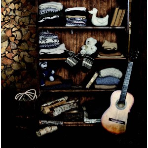 Folia samoprzylepna d-c-fix drewno opałowe, 45x200cm, na drewnianej półce z dekoracjami.