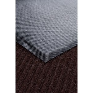 Szara wycieraczka na brązowym dywanie, widok szczegółowy.